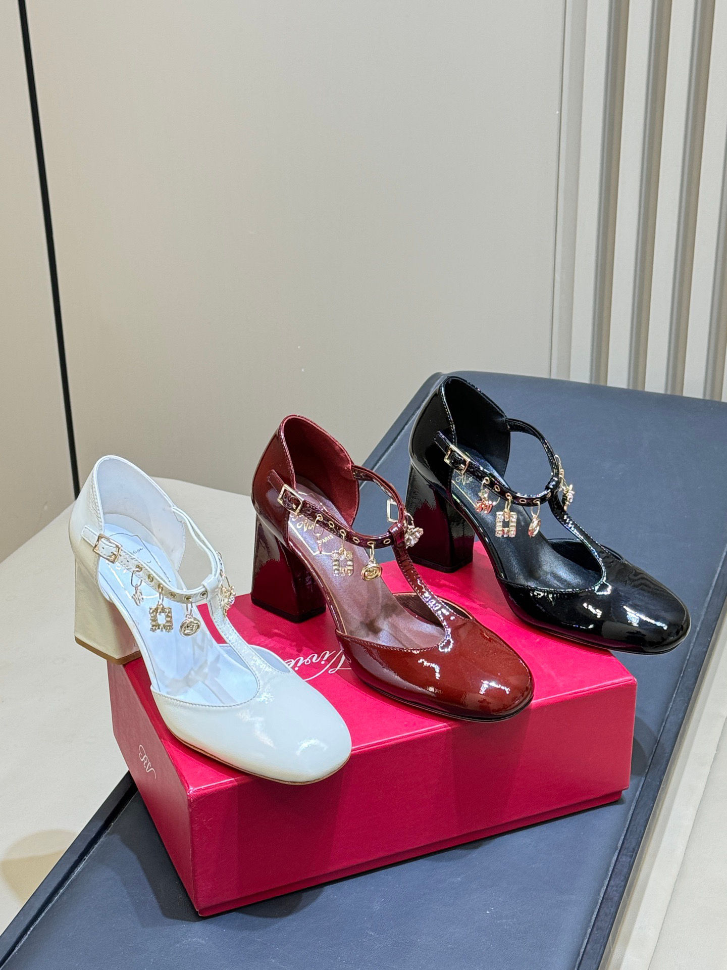 ROGER VIVIER MARY JANE