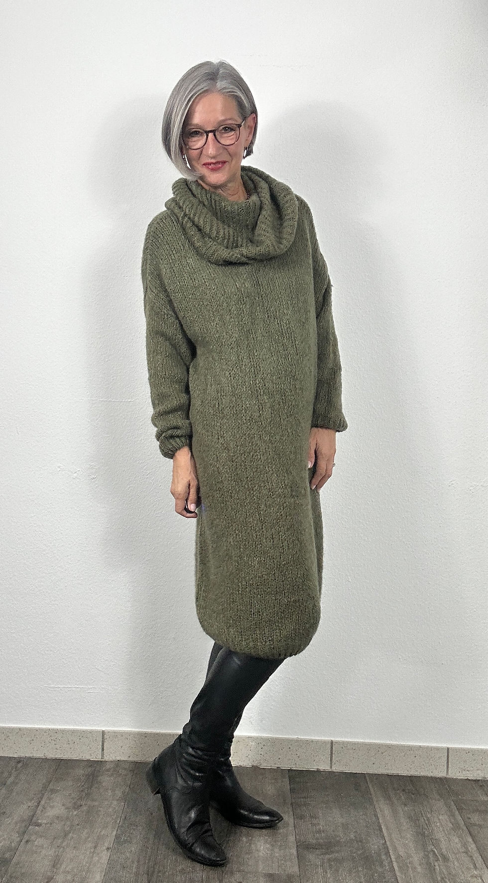 Miniaturbild: Kuscheliges Strickkleid mit Rollkragen - Oliv