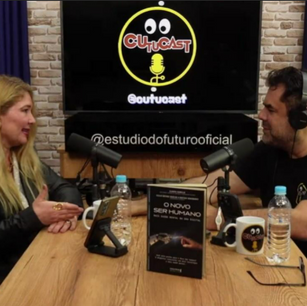 Claudia Cardillo participa do Cutucast com Rodrigo Bologna e compartilha visão ampla sobre felicidade no trabalho