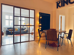 Detail der Inneneinrichtung der designer Wohnung KAMA103A, die zum Möblierten Wohnen in Berlin an der Karl-Marx-Allee vermietet wird.