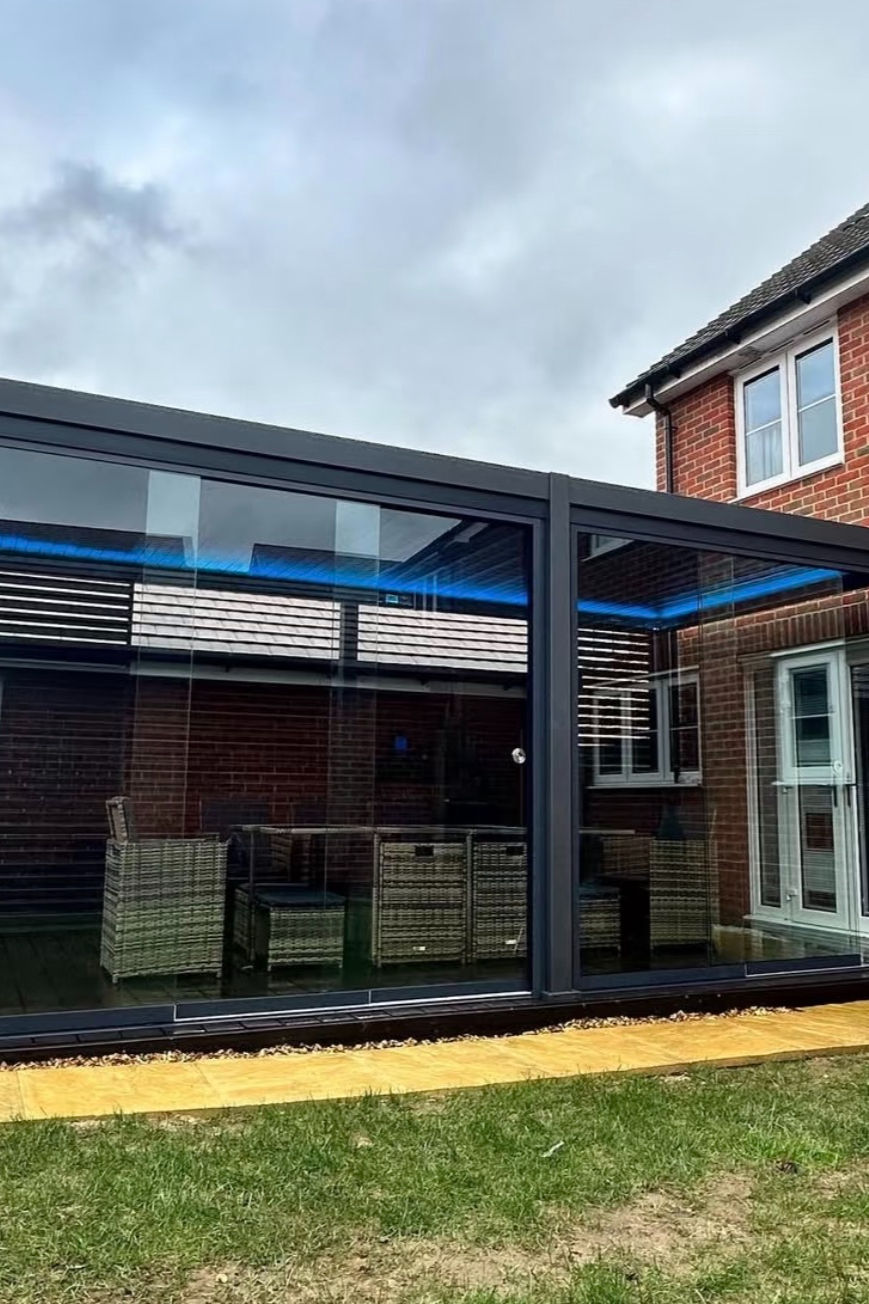 Modern aluminum pergolas Toronto with integrated glass walls.