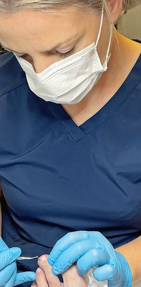 Fotterapeut i arbeid ved Sentrum fotklinikk, Haugesund