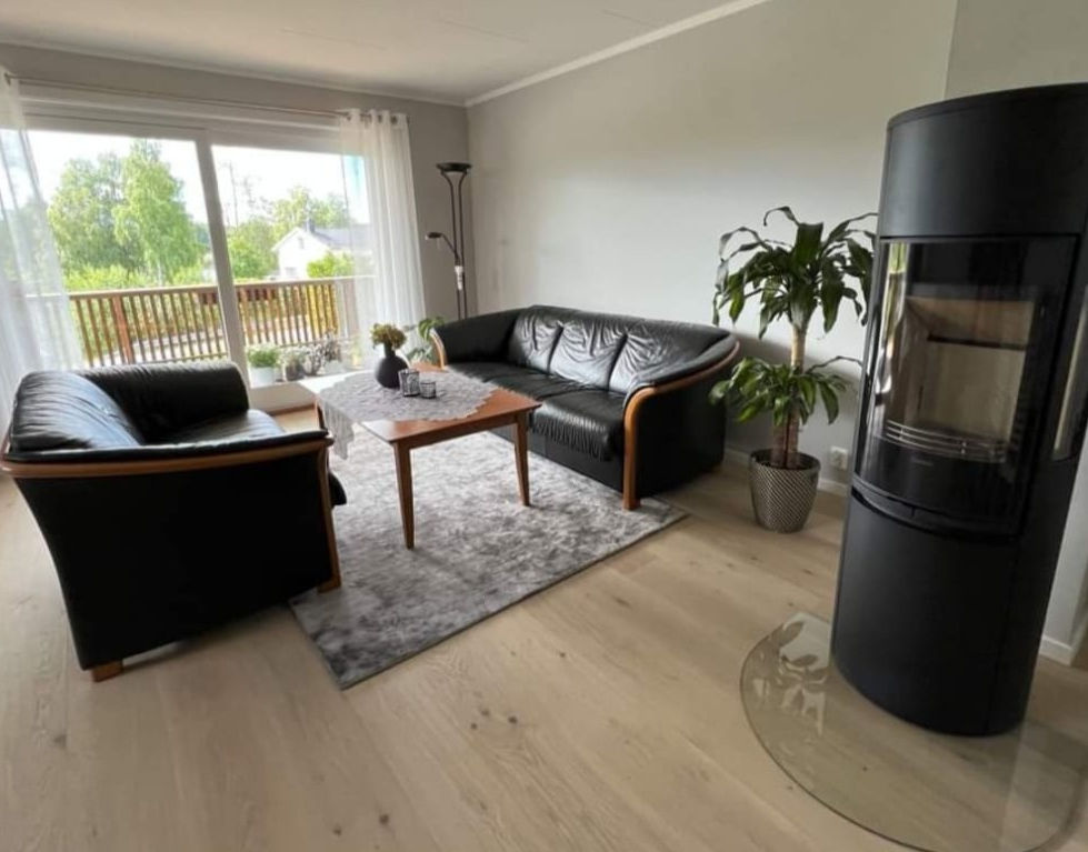 Dette bildet viser montering av peisovn. Peisovn er kjøpt fra Varmefag i Hamar.