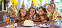 ninos-soplan-velas-cumpleanos-p