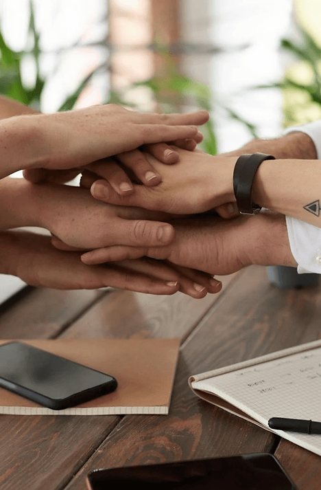 HaendealsStapeluebereinandergereiht