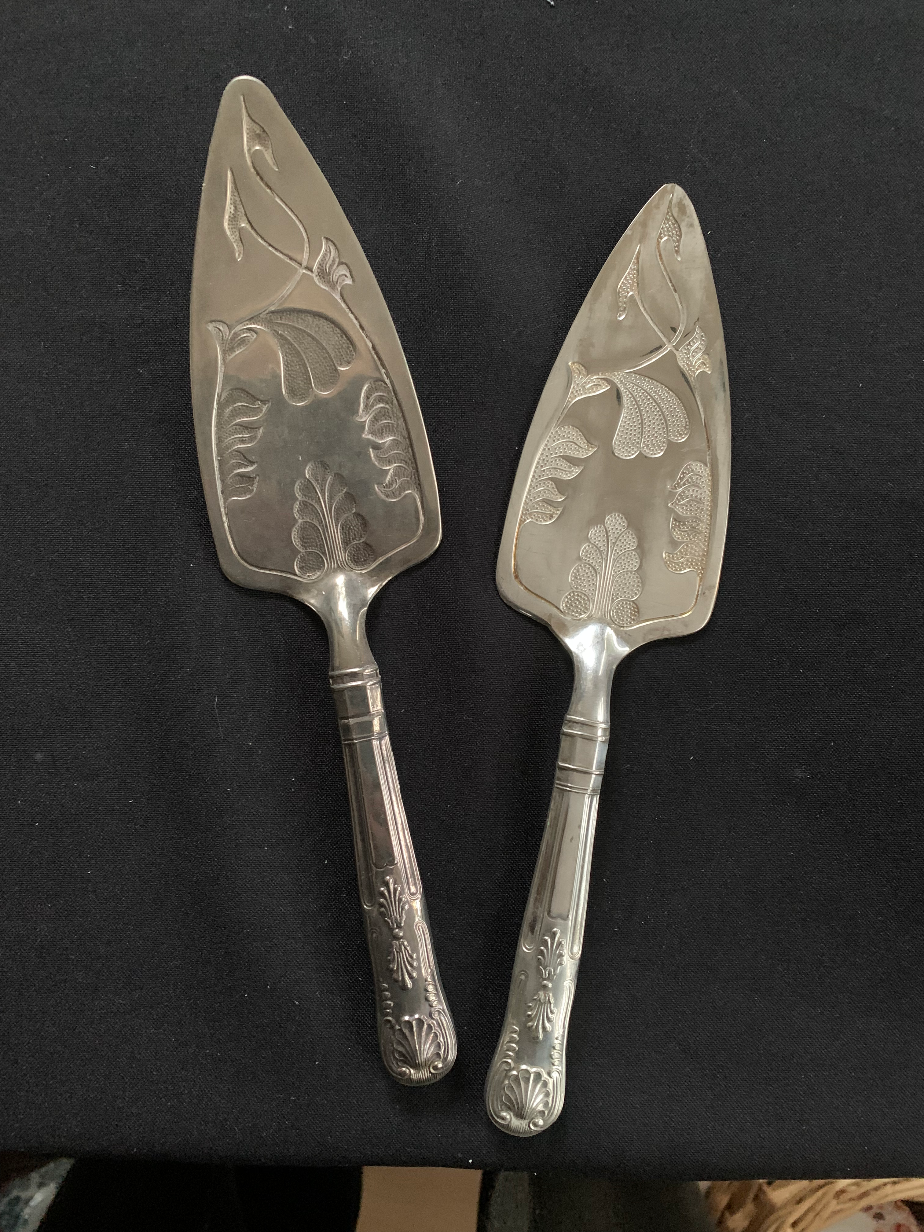 2 Matching Cake Slice Servers