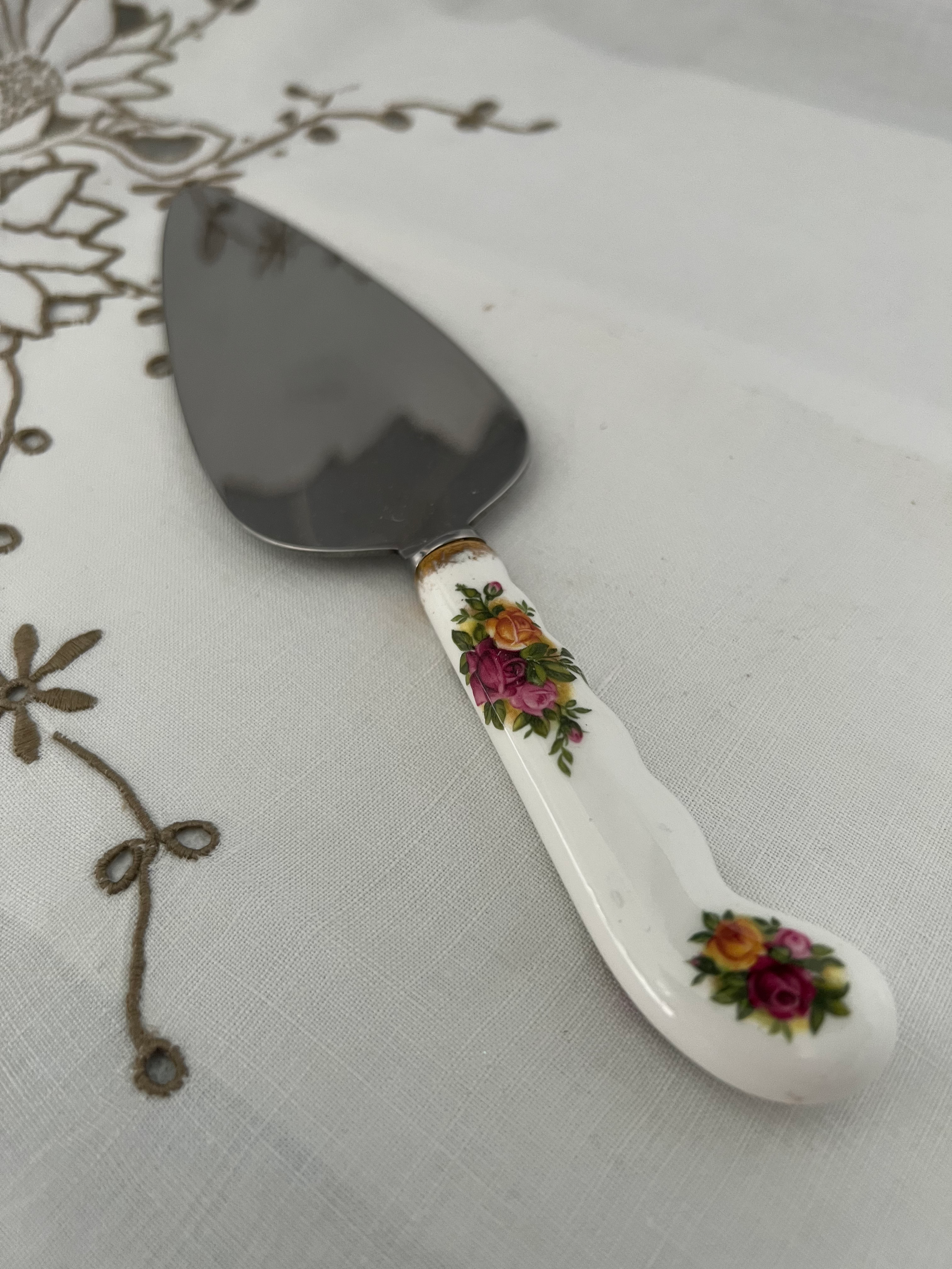 Old Country Roses cake slice