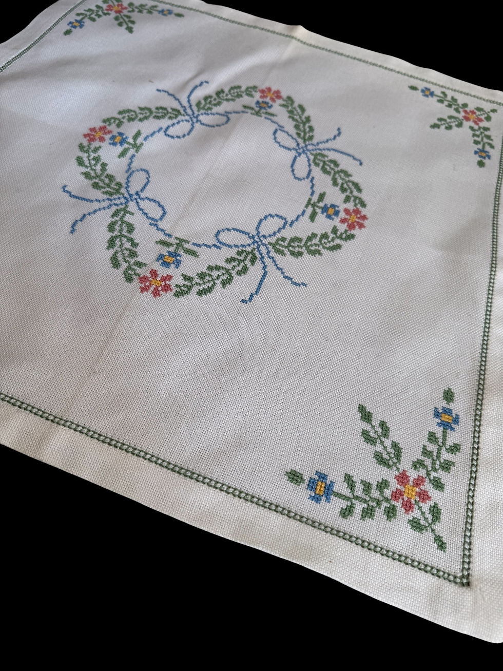 Miniatura: Vintage Embroidered Tray Cloth
