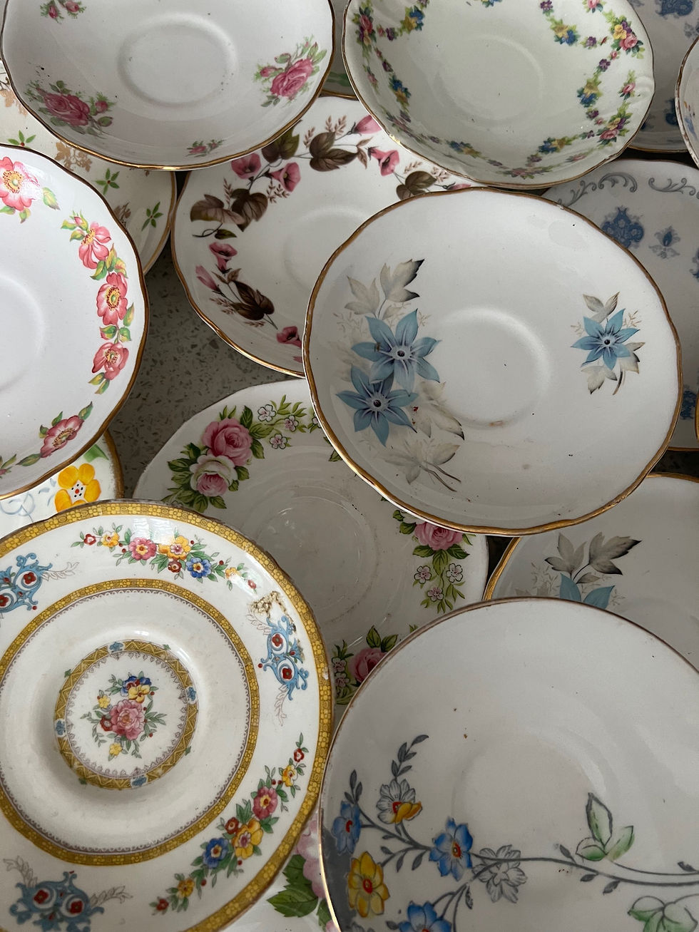 Miniatura: X 50 Vintage China Saucers. 
