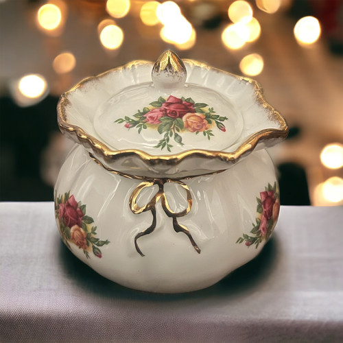 Royal Albert. Old Country Roses. Dorothy Pot. Leeds Vintage House