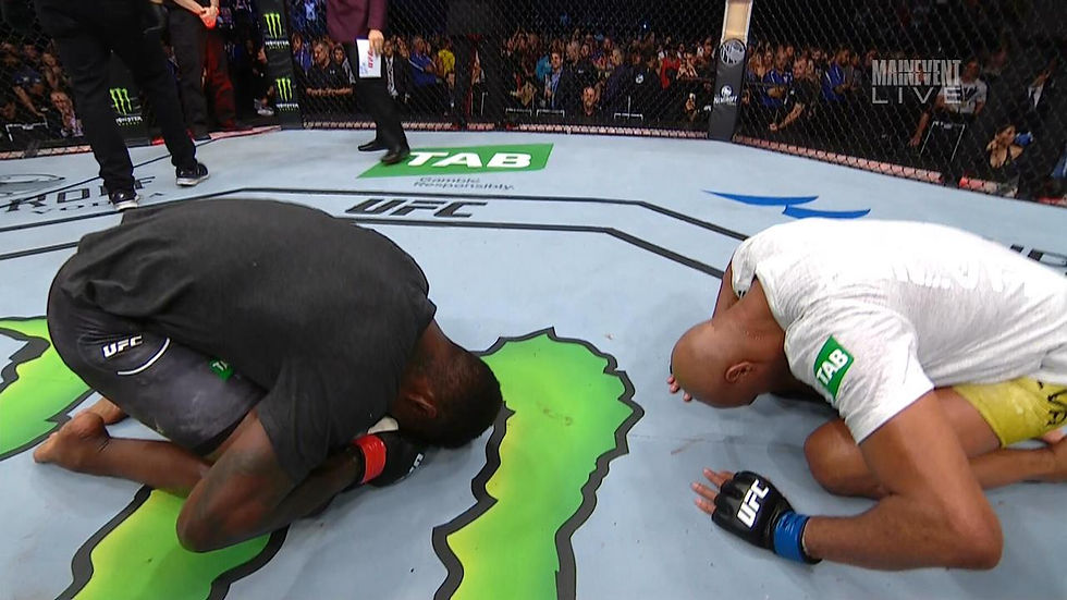 Israël Adesanya saluant l'ex-champion légende de l'UFC Anderson Silva