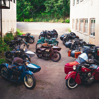 Flertalet veteranmotorcyklar med sidovagn på en stora försäljning hos Sajab Vintage