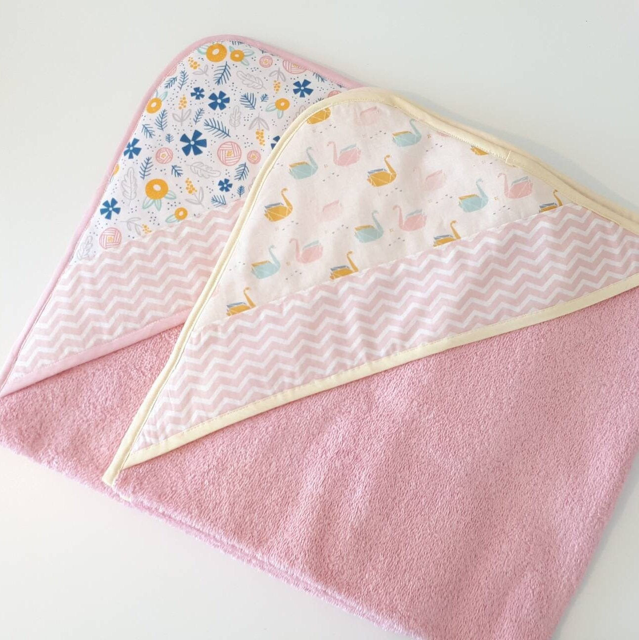 Cape de bain bébé "Fleurs" ou "Cygnes"