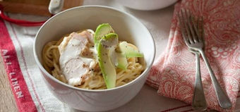 SPAGHETTI MET GEROOKTE HOENDER EN AVOKADO