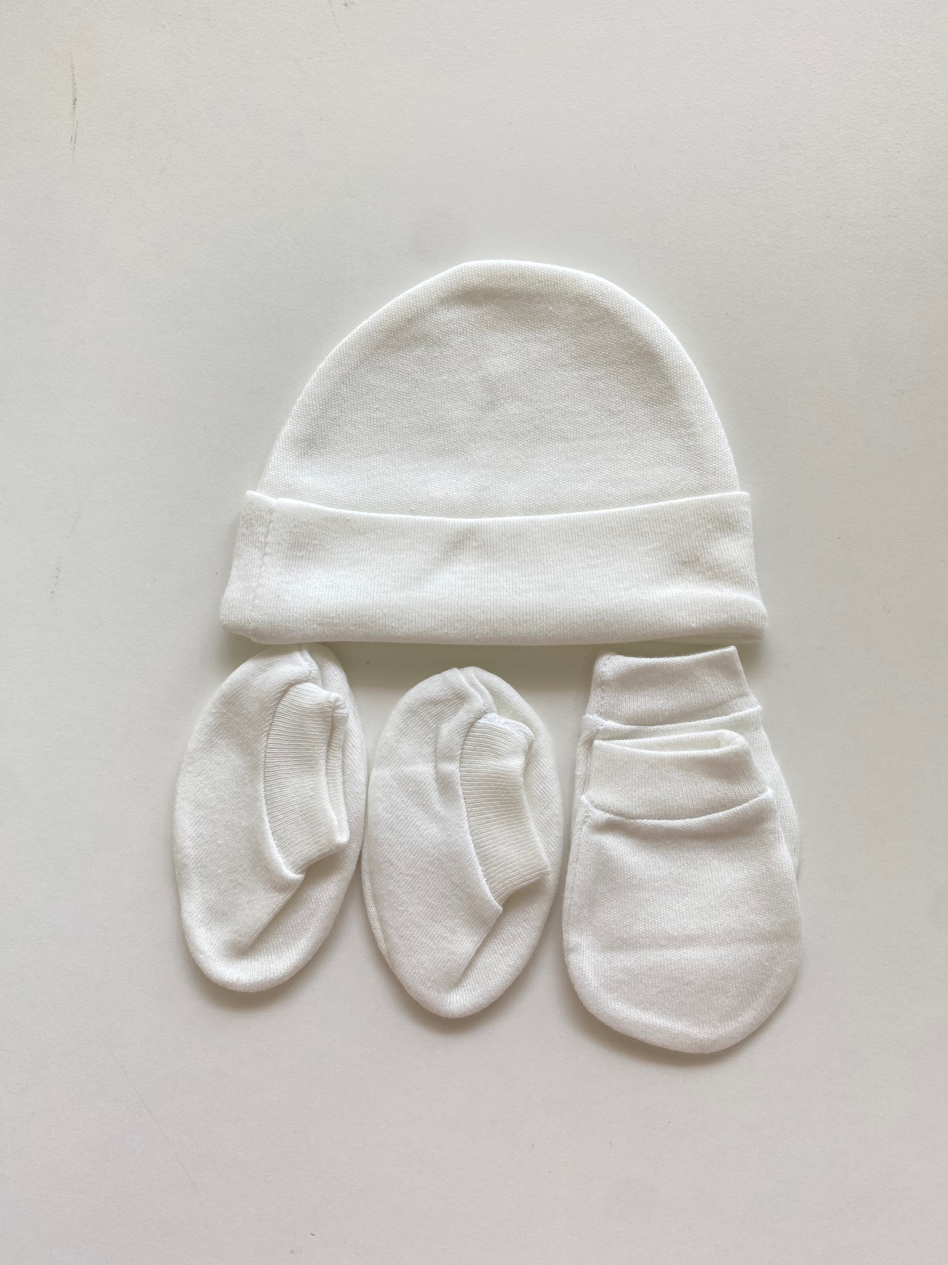 White cap socks and mittens set 