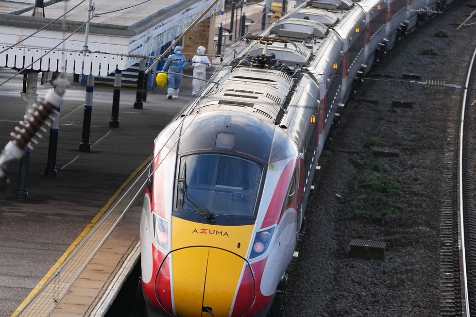 Toget som lørdag ble åsted for et knivangrep, sto søndag fortsatt på stasjonen i Huntingdon. Foto: Kirsty Wigglesworth / AP / NTB
