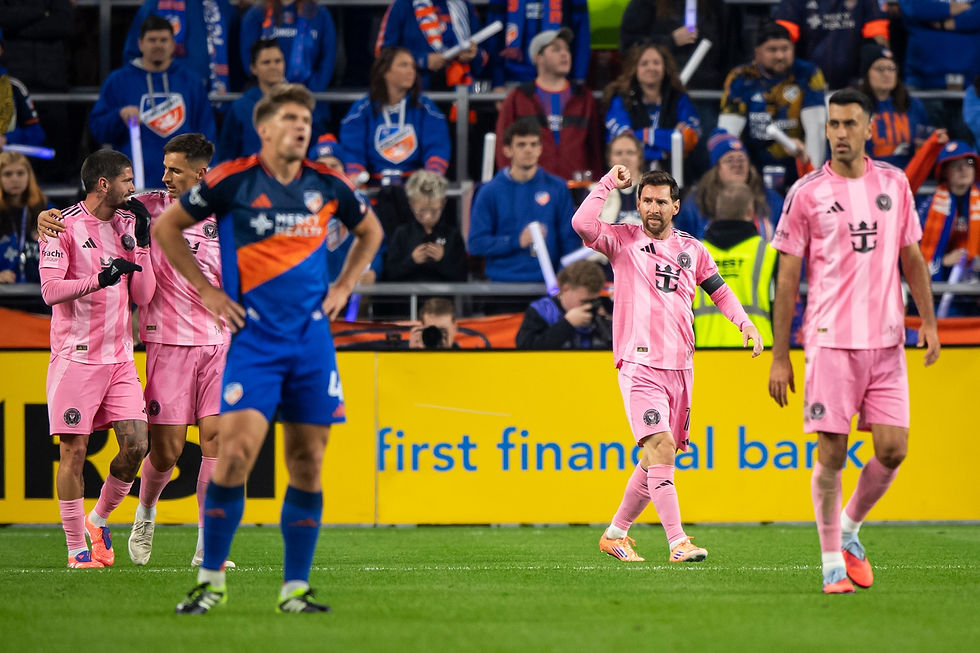 Inter Miami-spiller Lionel Messi, nummer to fra høyre, feirer etter å ha scoret i første omgang av semifinalen i MLS’ Eastern Conference mot FC Cincinnati, søndag 23. november 2025 i Cincinnati. (Foto: Tanner Pearson/AP)