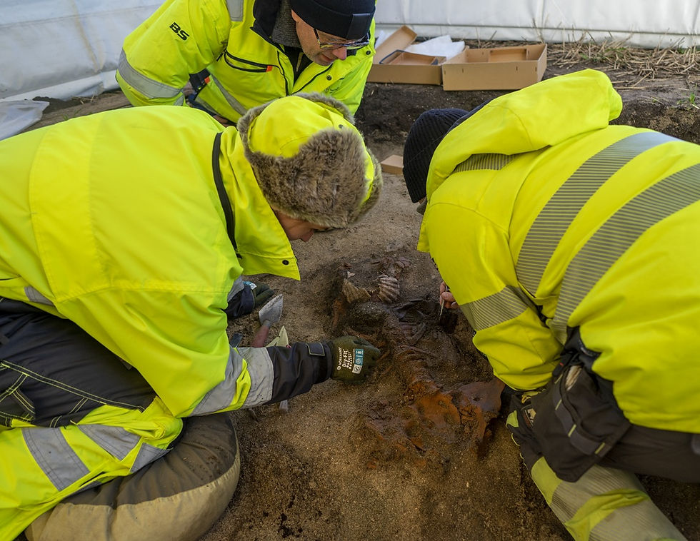 Arkeologene Hanne Bryn og Knut Harald Stomsvik fra Trøndelag fylkeskommune og Kristoffer Rantala i aksjon. Foto: Raymond Sauvage / NTNU / Handout / NTB