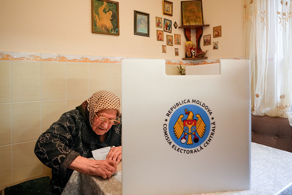 Valget i Moldova betegnes som et skjebnevalg og kan avgjøre om Europas fattigste land vender seg mot Vesten eller Moskva. Blant dem som avga stemme, var 92 år gamle Foodora i landsbyen Durlesti. Foto: AP / NTB
