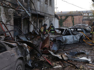 Redningsarbeidere ved et ødelagt bygg i Zaporizjzja.