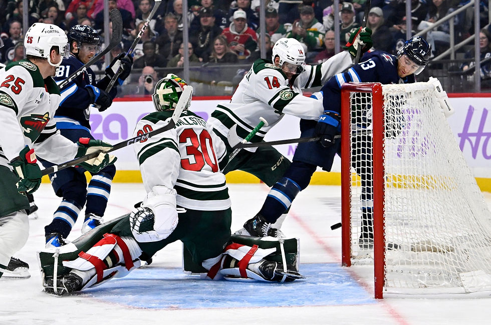 Minnesota Wild-målvakt Jesper Wallstedt (30) ser på mens skuddet fra Winnipeg Jets’ Gabriel Vilardi går like utenfor målet i andre periode av NHL-kampen i Winnipeg, Manitoba, søndag 23. november 2025. (Foto: Fred Greenslade/The Canadian Press via AP)