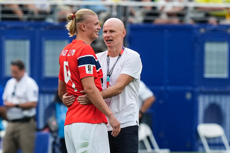 Erling Braut Haaland og Ståle Solbakken etter seieren over Brasil i VMs åttedelsfinale. Den løftet Norge til topp 20 på Fifa-rankingen for første gang på 15 år. Foto: Terje Pedersen / NTB