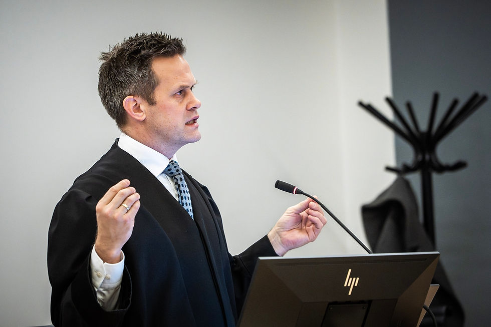 Aktor Sturla Henriksbø under sin prosedyre i retten. Han mener Marius Borg Høiby skal dømmes for 39 av de 40 punktene i tiltalen. Foto: Ole Berg-Rusten / NTB