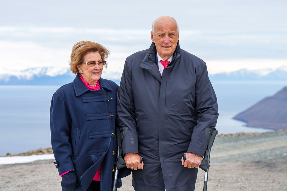 Kong Harald og dronning Sonja skal denne uken besøke Beiarn i Nordland. Bildet viser kongeparet på Svalbard-besøk i fjor. Arkivfoto: Cornelius Poppe / NTB