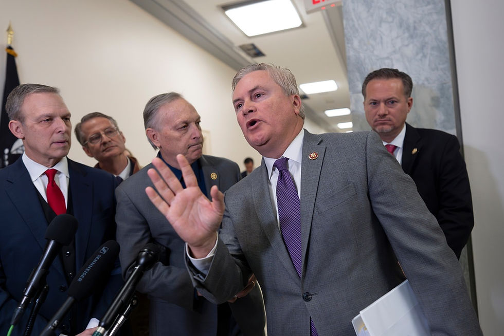 Republikaneren James Comer, som leder kontrollkomiteen i Representantenes hus, uttalte seg til pressen da tidligere utenriksminister Hillary Clinton ikke møtte opp til en høring om Epstein-saken i januar. Foto: J. Scott Applewhite / AP / NTB