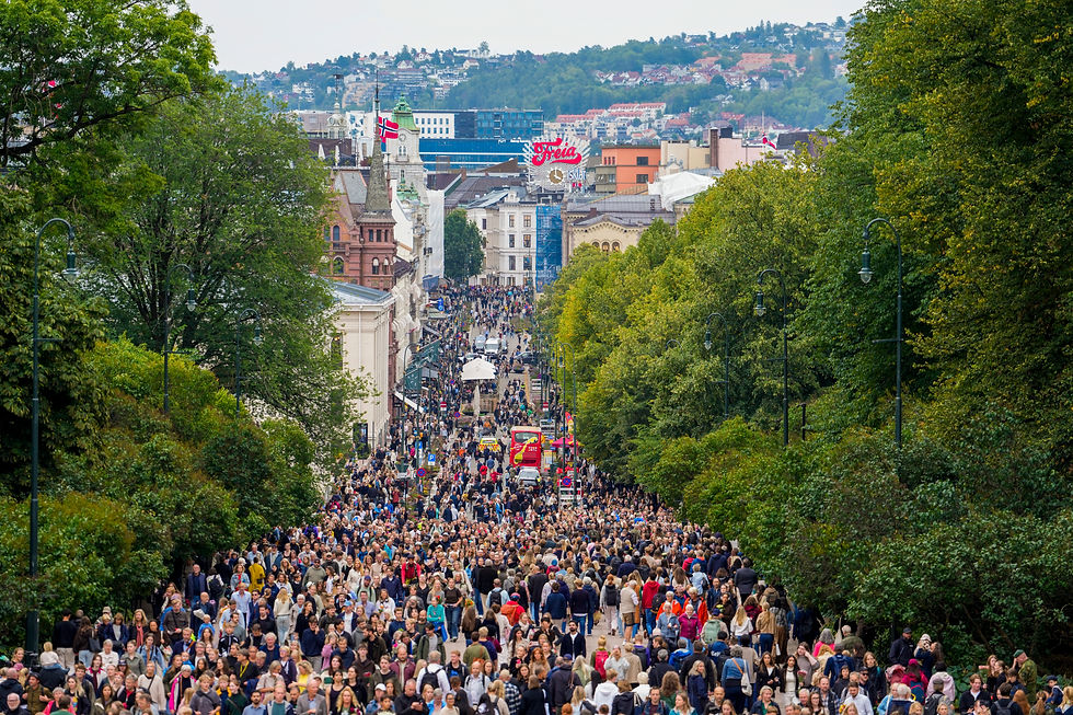 Kong Harald V er død
Oslo 20260828. Sørgende strømmer til Slottsplassen med lys og blomster etter at det ble kjent at kong Harald døde fredag morgen. Foto: Javad Parsa / NTB