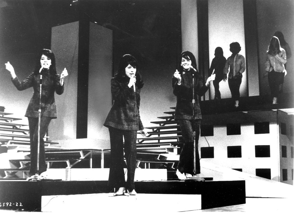 The Ronettes, Ronnie Bennett, hovedsanger, Estelle Bennett, til venstre, og Nedra Talley, opptrer 26. mai 1966. Rock- og roll-trioen er med i konsertfilmen fra 1966