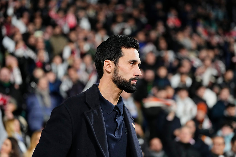 Real Madrids hovedtrener Alvaro Arbeloa ser på under åttedelsfinalen i Copa del Rey i fotball mellom Albacete og Real Madrid, i Albacete, Spania, onsdag 14. jan. 2026. (AP Photo/Jose Breton)