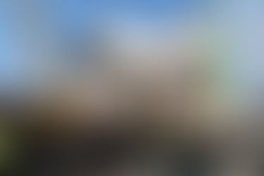 Redningsarbeidere rydder ruiner og vrakgods etter det russiske angrepet mot en boligblokk i Ternopil i Ukraina onsdag. Foto: Vlad Kravchuk / AP / NTB