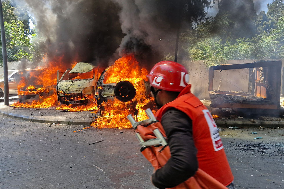 Libanon Israel Iran Krig En ambulansearbeider løper foran brente biler som ble angrepet i et israelsk luftangrep i den sørlige havnebyen Sidon, Libanon, onsdag 10. juni 2026. (AP Photo/Mohammed Zaatari)