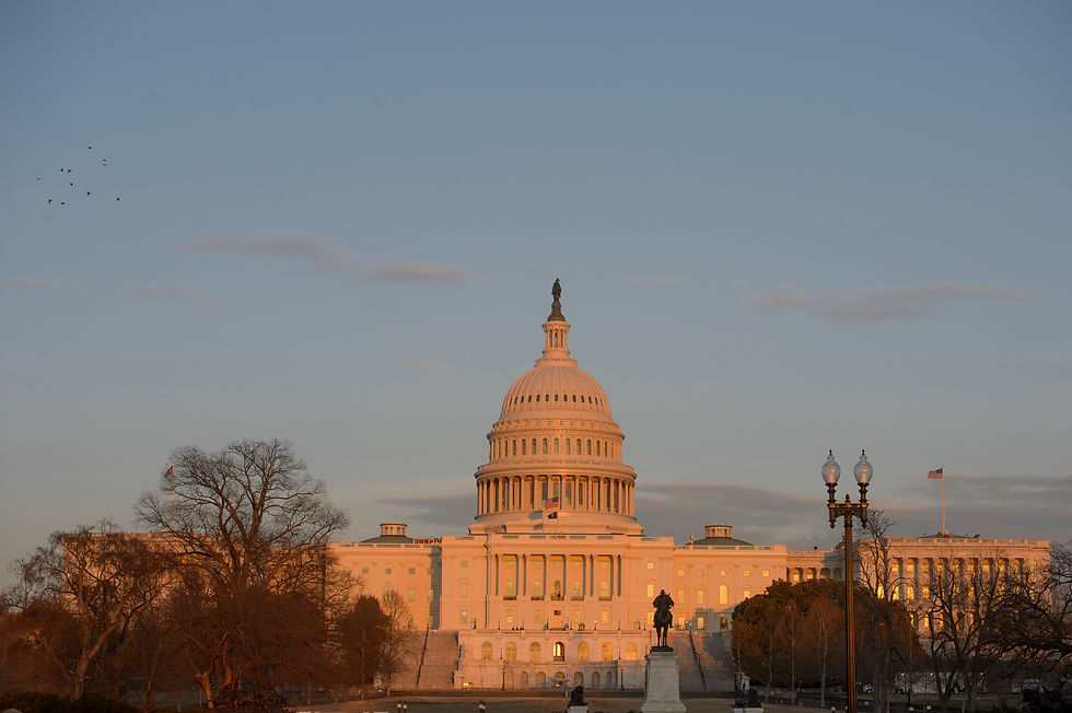 Den amerikanske kongressbygningen sees i skumringen før president Donald Trumps tale til en felles kongressforsamling i Washington tirsdag 4. mars 2025. (AP Photo/Rod Lamkey, Jr.)