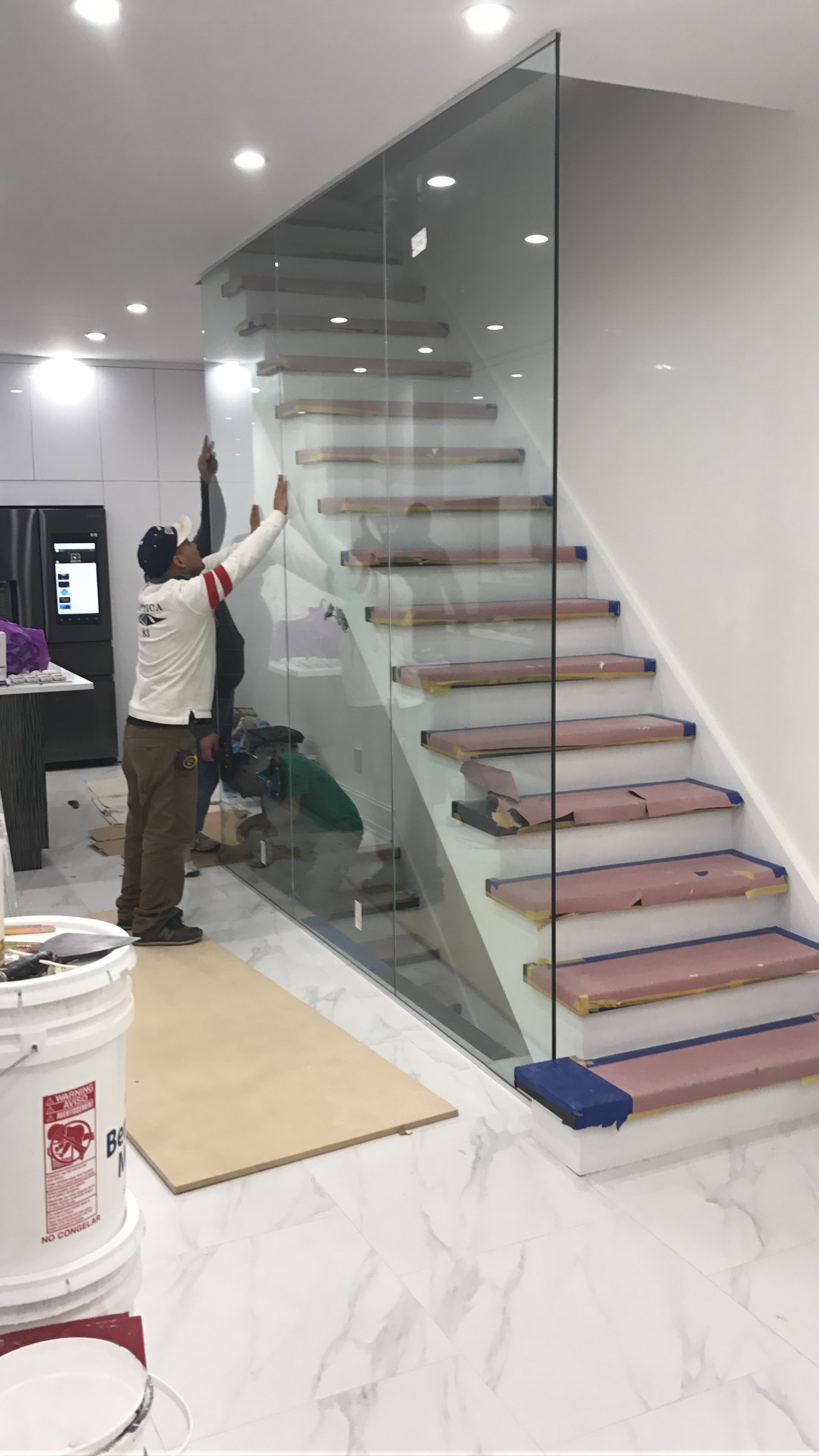 Floor to ceiling railing