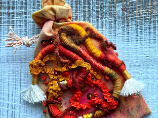 Beutel mit Kordelstickerei