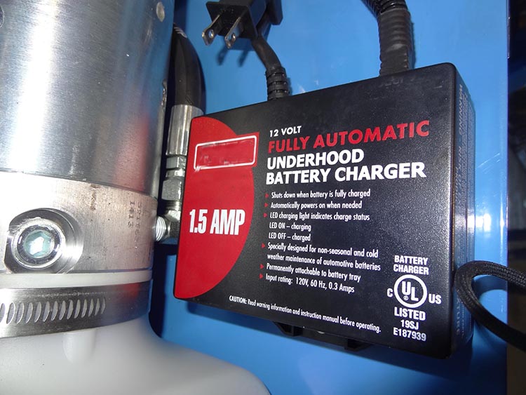 TRICKLE CHARGER (optional)