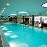 Elegant 15-meter indoor pool featuring counter-current swimming, whirlpool and integrated relaxation loungers at our airport