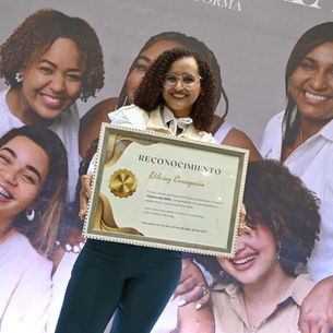 Galardonada como Visionaria 2025 por una comunidad de mujeres referentes, en reconocimiento a su liderazgo y capacidad de transformar realidades a través de la educación financiera.