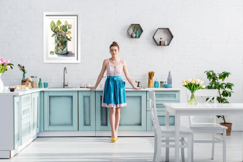 beautiful-elegant-young-woman-in-apron-standing-in-2022-12-16-16-40-07-utc copia.jpg
