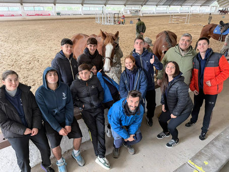 Uniendo deporte y salud: Estudiantes de 1.º año exploraron la equitación y la equinoterapia en el IMAE