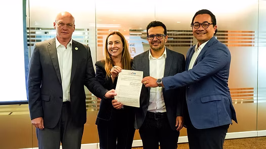 Representantes institucionais reunidos durante a cooperação