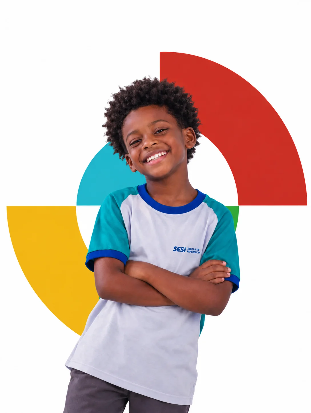 Estudante do SESI sorrindo de braços cruzados, com o uniforme da Escola de Referência
