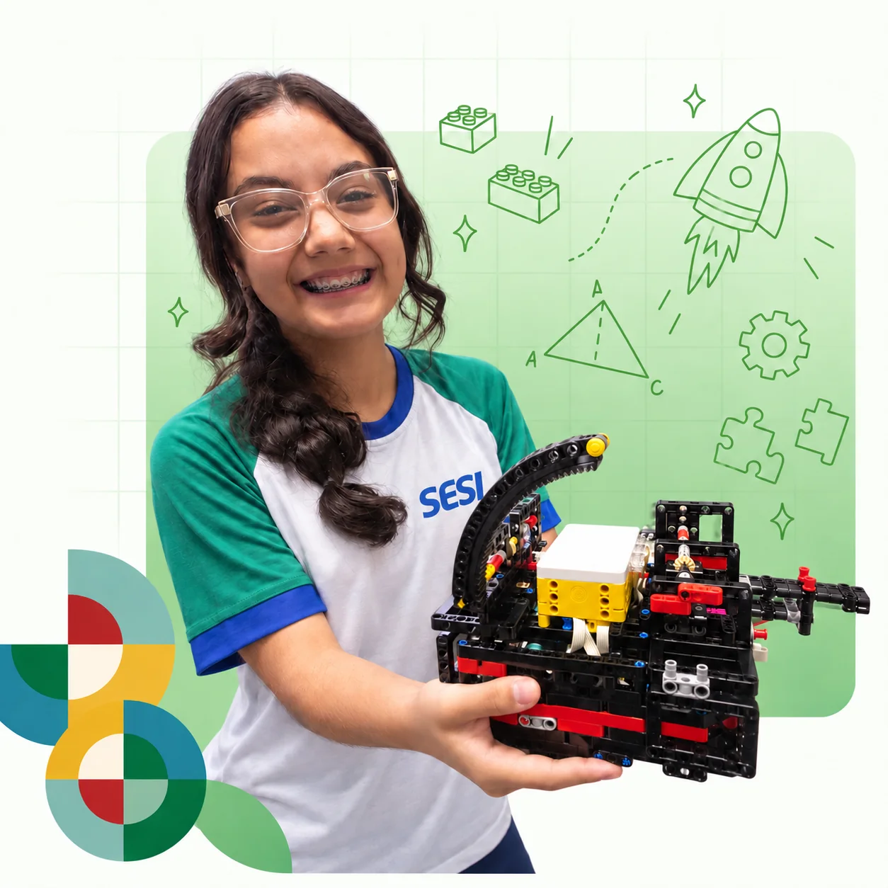 Aluna do SESI segurando um robô construído com peças de montar