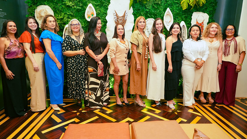 As artesãs participantes da coleção Joias da Amazônia reunidas na exposição