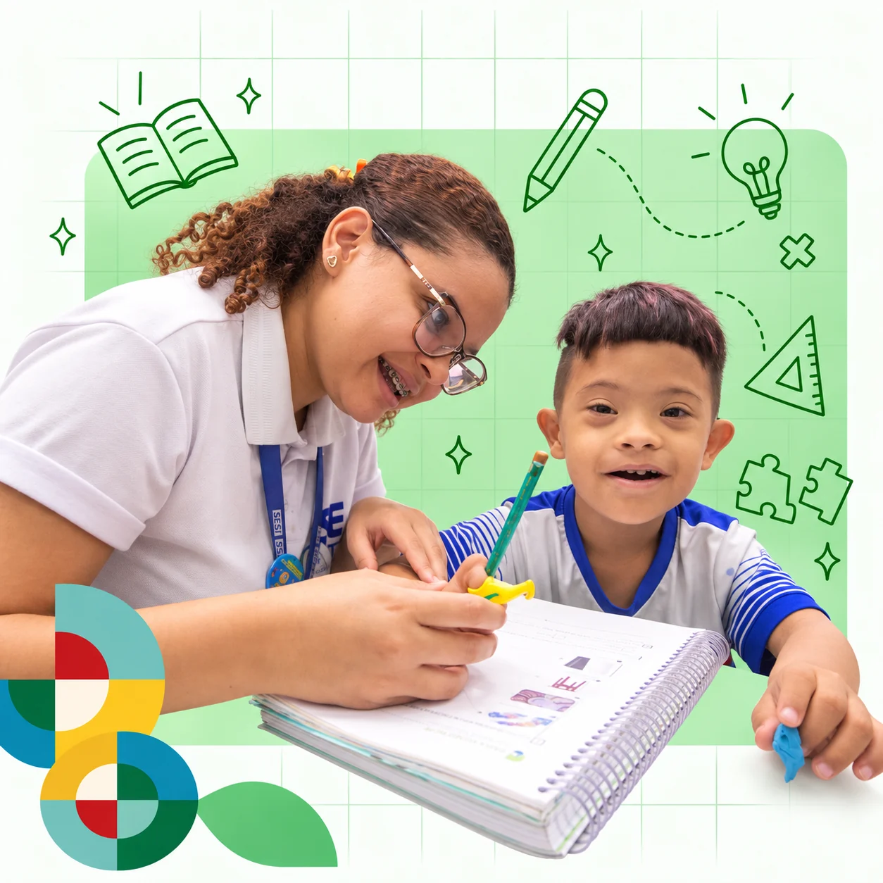 Professora do SESI ajuda um aluno a segurar o lápis durante uma atividade no caderno
