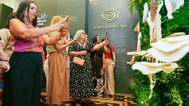 Público registrando as peças durante a exposição do Joias da Amazônia