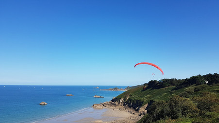 parapente à Plouézec sur la côte près de Paimpol