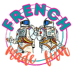Logo officiel de French Made Fun. Le nom de la compagnie paraît autour, et deux astronautes se tappent la main au centre.